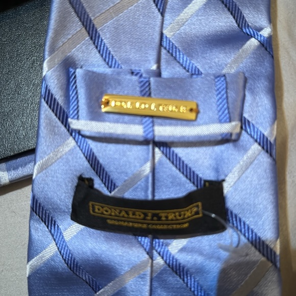 Blue and Gray Plaid Tie box with Authentic Donald Trump tie, Never worn - Picture 5 of 6